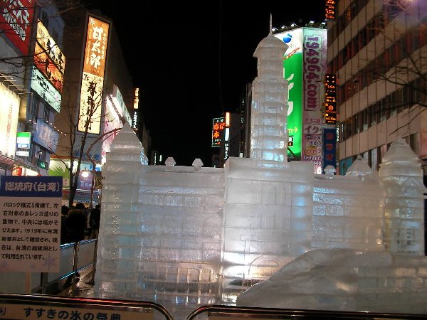 台湾の総統府をモチーフにした氷像